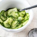 Eine Schüssel Gurkensalat mit Essig und Öl