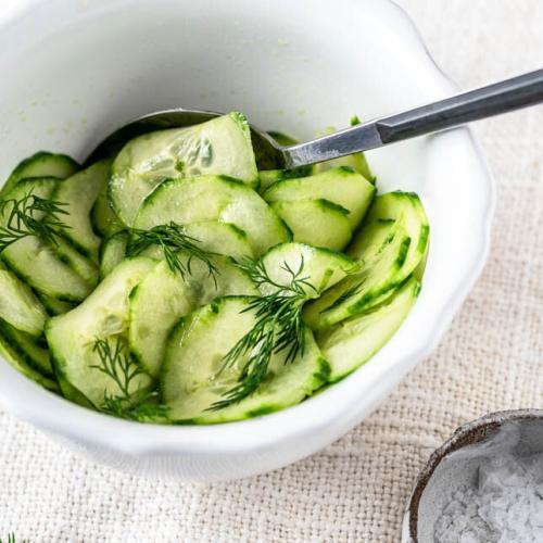 Eine Schüssel Gurkensalat mit Essig und Öl