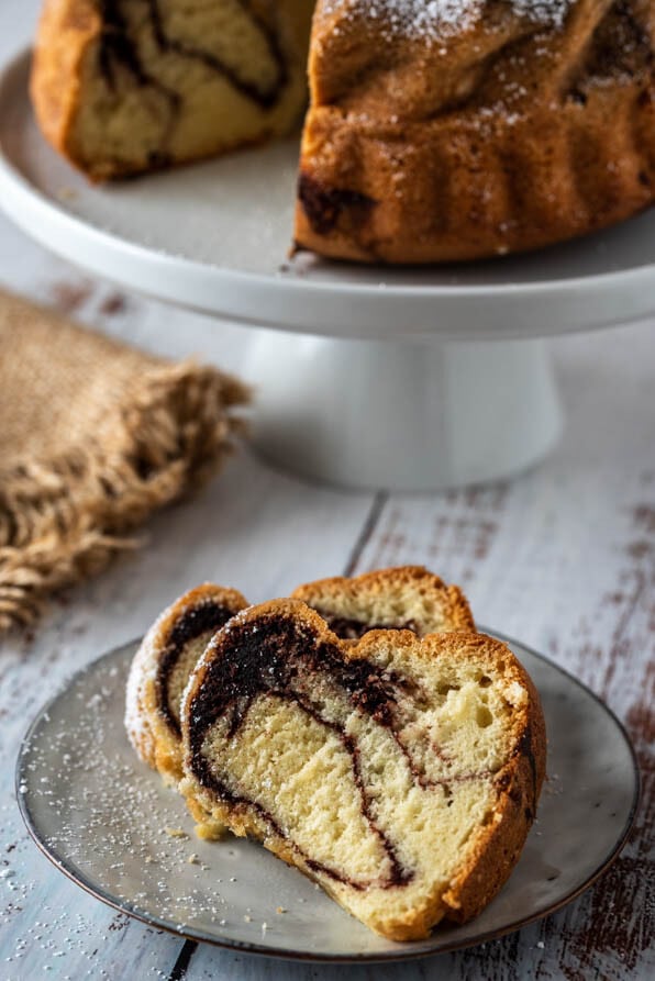 Zwei Stück Marmorkuchen auf einem Teller