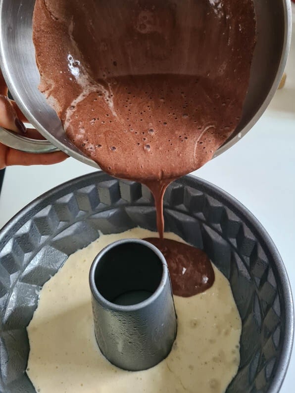 Kakaomasse wird in Gugelhupfform gefüllt.