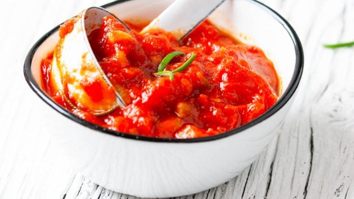 Tomatensauce in Schälchen mit Schöpfkelle