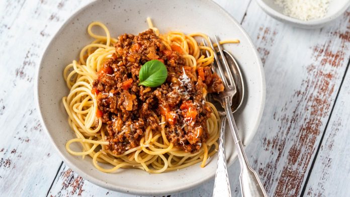 Spaghetti_Bolognese_Blog_groß_quer_16x9 Kopie Ein Teller Spaghetti Bolognese mit Besteck und Parmesan