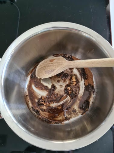 Gewürze werden in Kochtopf angebraten