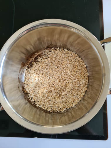 Haferflocken mit Gewürzen in Kochtopf