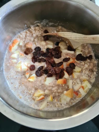 Haferbrei und Rosinen in Kochtopf