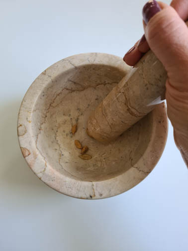 Gewürze in einem Mörser.