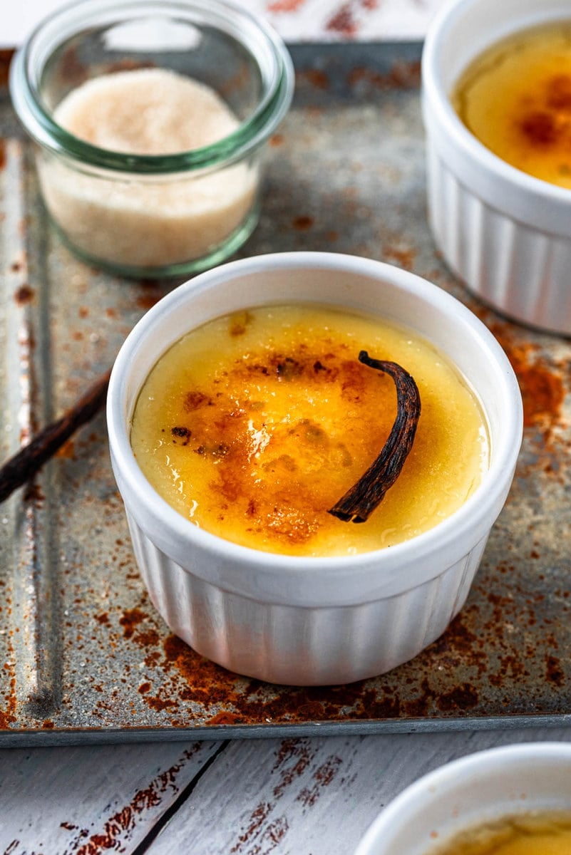 Zwei Schälchen Crème brûlée mit Zucker