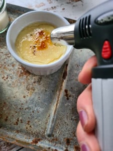 Hand erhitzt Zucker mit Flambiergerät