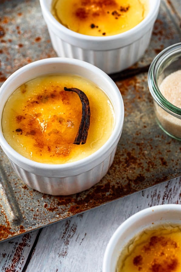 Zwei Schälchen Crème brûlée mit Zucker
