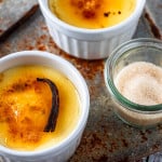 Zwei Schälchen Crème brûlée mit Zucker