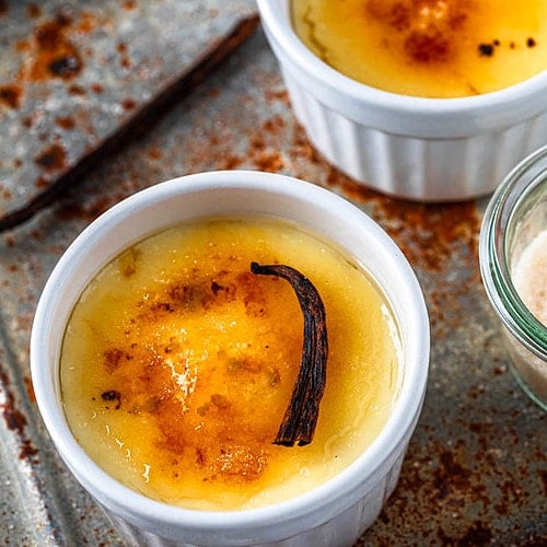 Zwei Schälchen Crème brûlée mit Zucker