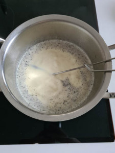 Milch mit Vanillemark in Kochtopf