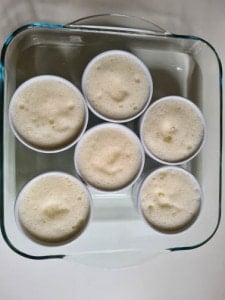 Ofenform mit Portionsförmchen darin