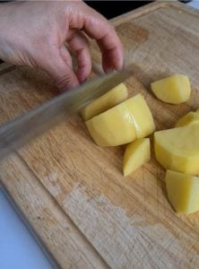Kartoffeln werden grob gewürfelt.