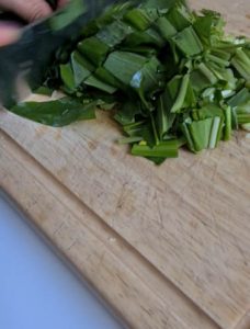 Bärlauch wird geschnitten.