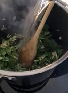 Wasser wird in einen Kochtopf geschüttet.