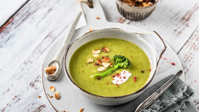 cremige-brokkolisuppe-mit-geroesteten-mandeln Brokkolisuppe in einer weißen Porzellanschüssel auf weißem Untergrund