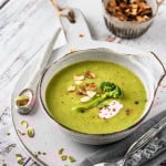 Brokkolisuppe mit Mandeln in Suppenschale