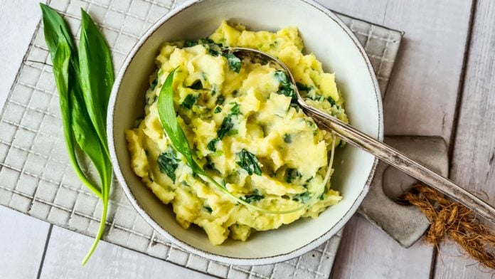 Eine Schüssel mit Kartoffel Bärlauch Püree und Blätter Bärlauch