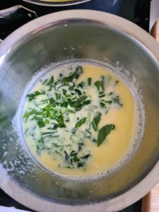 Bärlauch mit Milch und Butter in Kochtopf