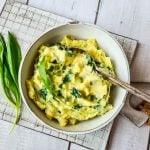 Eine Schüssel mit Kartoffel Bärlauch Püree und Blätter Bärlauch