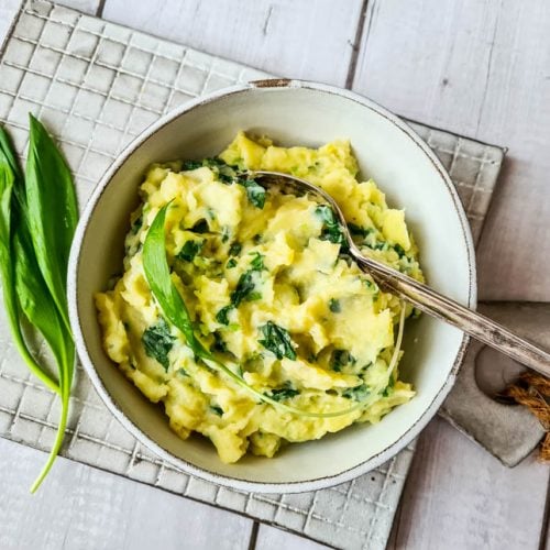 Eine Schüssel mit Kartoffel Bärlauch Püree und Blätter Bärlauch