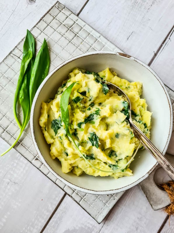 Kartoffel Bärlauch Püree in einem Schüsselchen mit Bärlauch