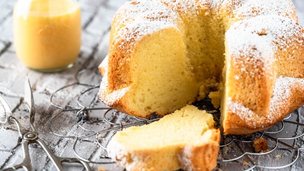 Angeschnittener Eierlikörkuchen