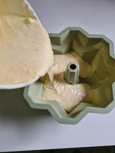 Teig wird in Guglhupfform gefüllt.