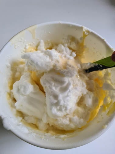 Eischnee wird unter Teigmasse gehoben.