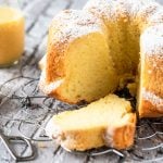 Angeschnittener Eierlikörkuchen auf einem dekorativen Metallgitter