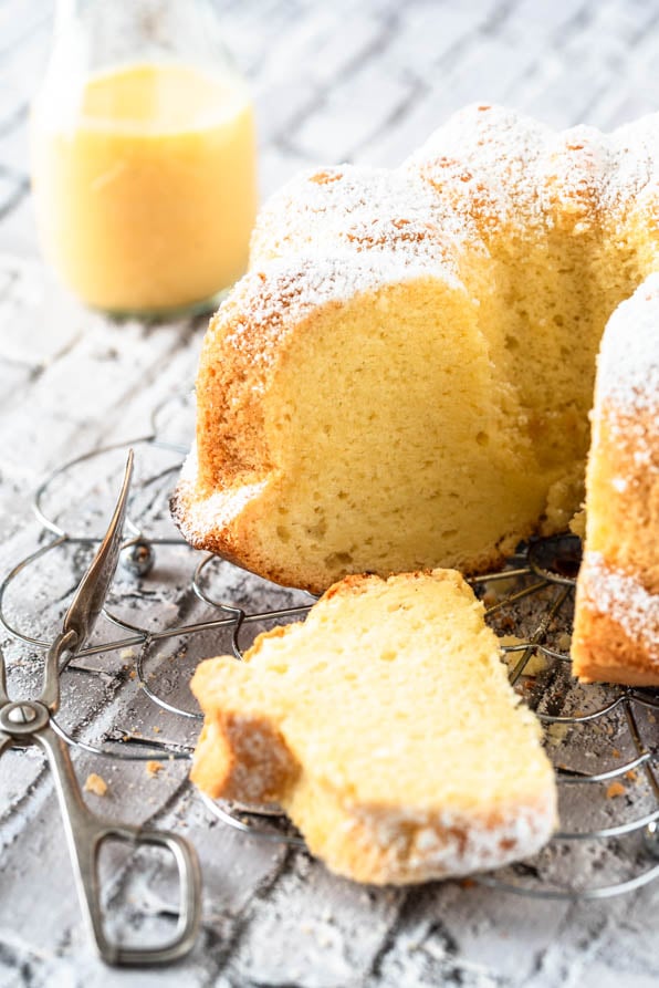 Aufgeschnittener Eierlikörkuchen liegt auf Abkühlgitter.