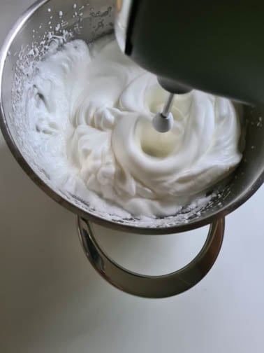 Mixer schlägt Eiweiße zu Eischnee.