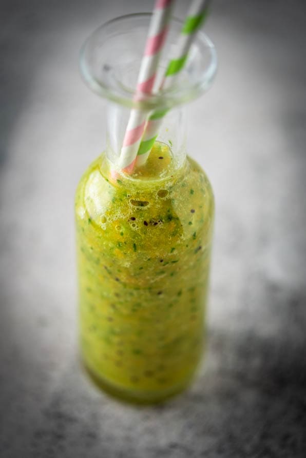 Grüner Smoothie in Flasche mit 2 Strohhalmen.