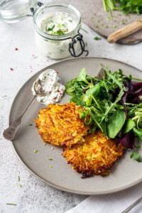 Kartoffelrösti Rezept: goldbraune Rösti mit Kräuterquark und Blattsalat