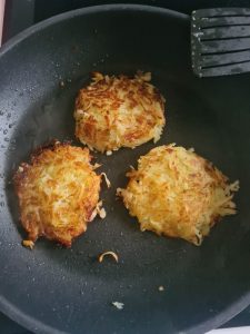 3 Kartoffelrösti in Pfanne.