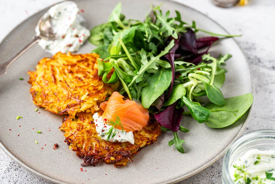 Knusprige Kartoffelrösti mit Kräuterquark | Rezept