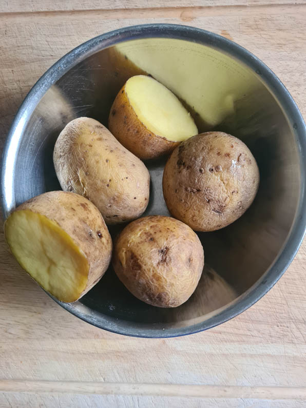 gekochte Kartoffeln mit Schale in einer Schüssel.