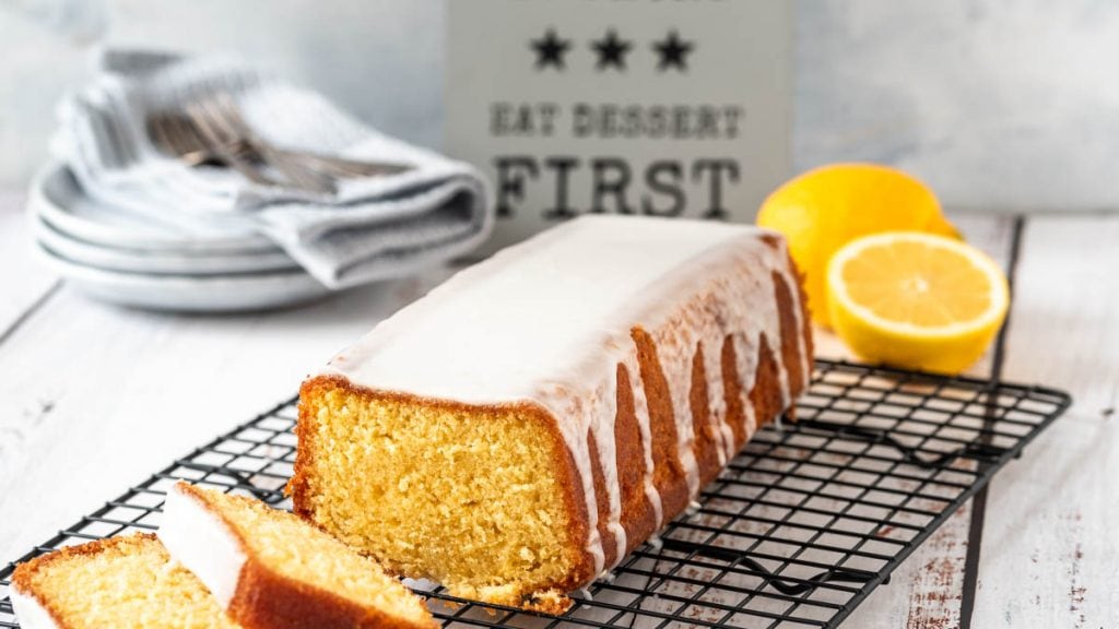 Zitronenkuchen auf Gitter mit Tellern