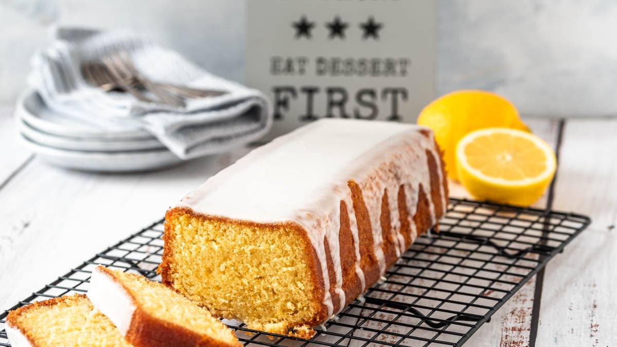 Omas Zitronenkuchen saftig und einfach | Rezept