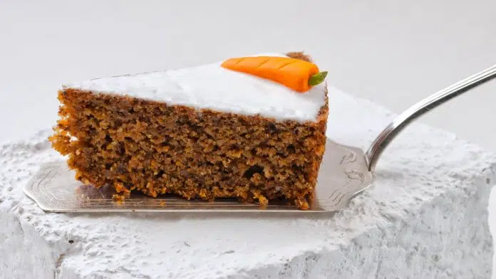Karottentorte_9167 Ein Stück Karottenkuchen auf Kuchenschaufel.