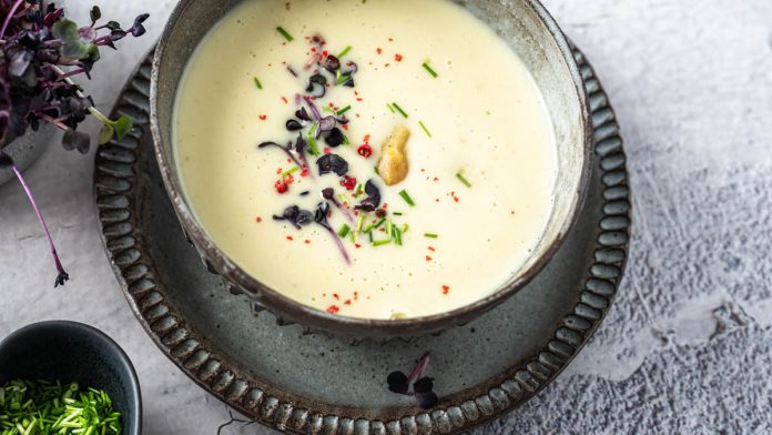spargelcremesuppe-so-lecker-und-einfach Spargelcremesuppe in Schale mit roter Kresse und Schnittlauch