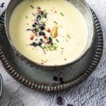 Spargelsuppe in Bowl mit Schnittlauch und roter Kresse