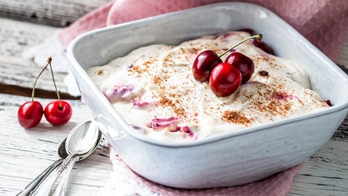 Tiramisu mit Kirschen in einer Form.