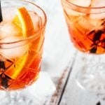 Zwei Gläser Aperol mit Eis und Strohhalm