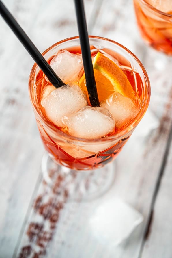 Zwei Gläser Aperol mit Eis und Strohhalm
