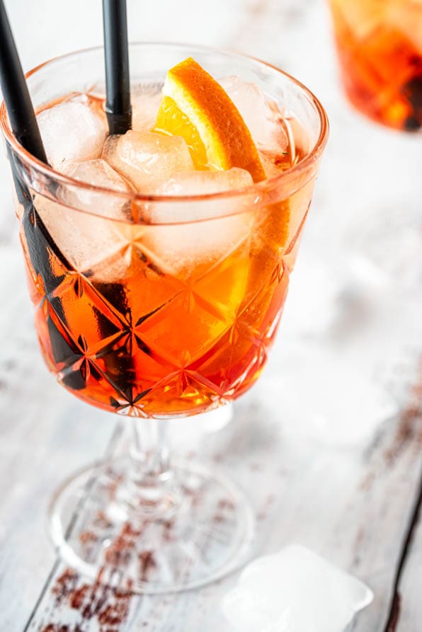 Zwei Gläser Aperol mit Eis und Strohhalm