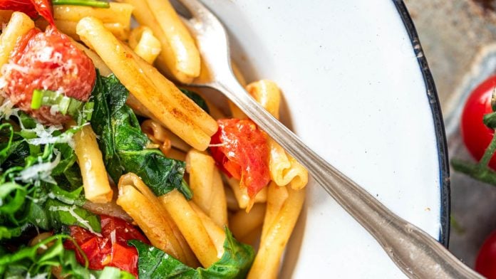 Bärlauch Nudeln mit Spinat und Tomaten auf Tablett