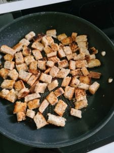 Gewürfeltes Toastbrot in Bratpfanne