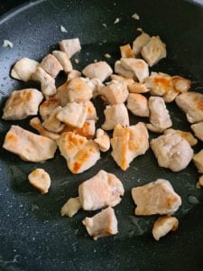 Hähnchenbruststreifen in Bratpfanne